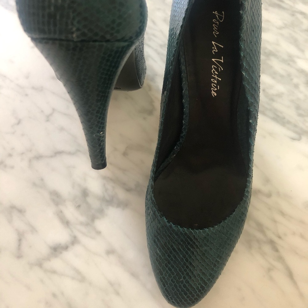 Pour la victorie green snake print heels